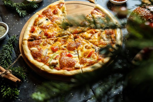 Jak bezpiecznie piec pizzę